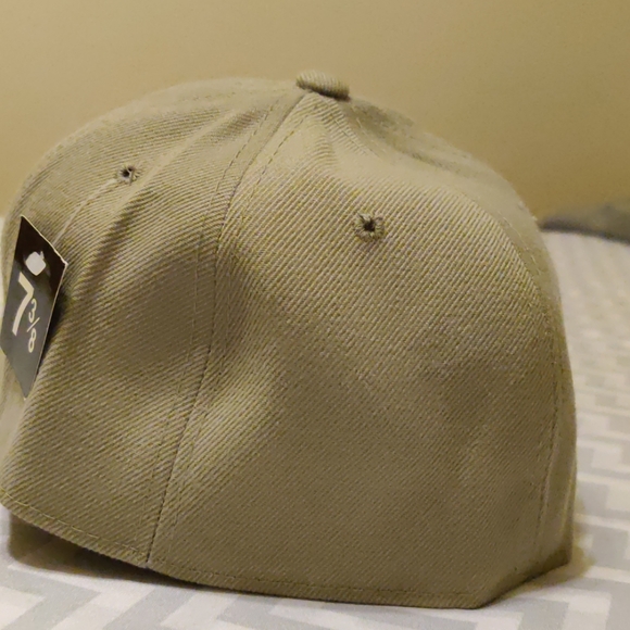 Solid color fitted cap - Picture 2 of 3